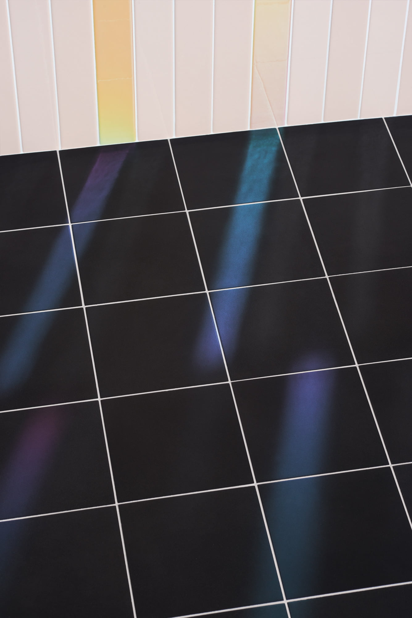 Стена Spectre Rose Hologram 5x25 2"x10" - Пол Futura Black 15x15 6"x6"