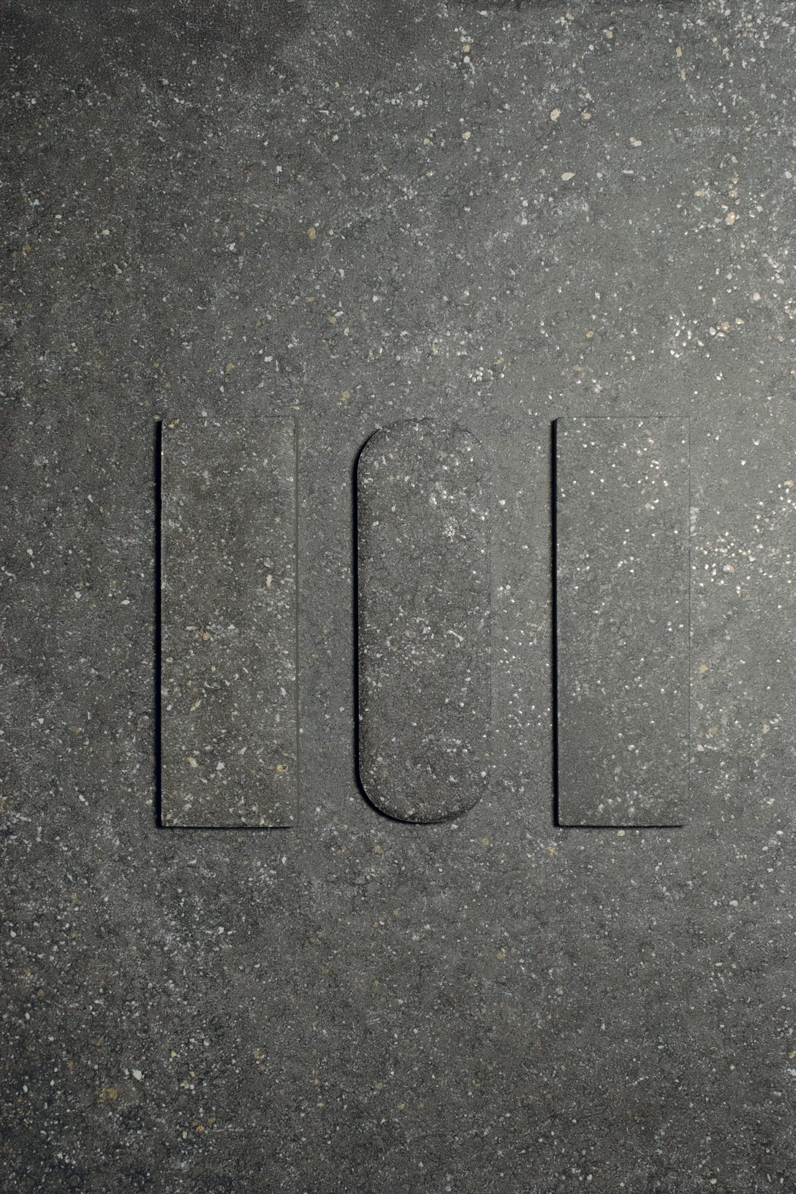 STONE DUST / Деталь облицованной поверхности с буквами LCL