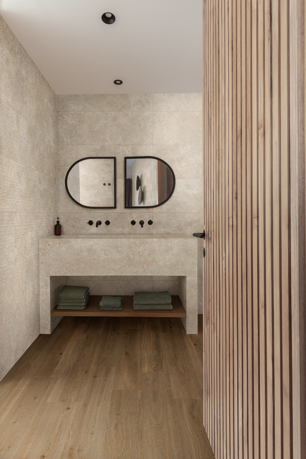Limestone Wall / интерьер